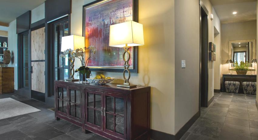 אולם הכניסה מהווה את הרושם הראשון והחשוב ביותר של הדירה עיצוב מסדרון בדירה: תמונות של חללי פנים מודרניים