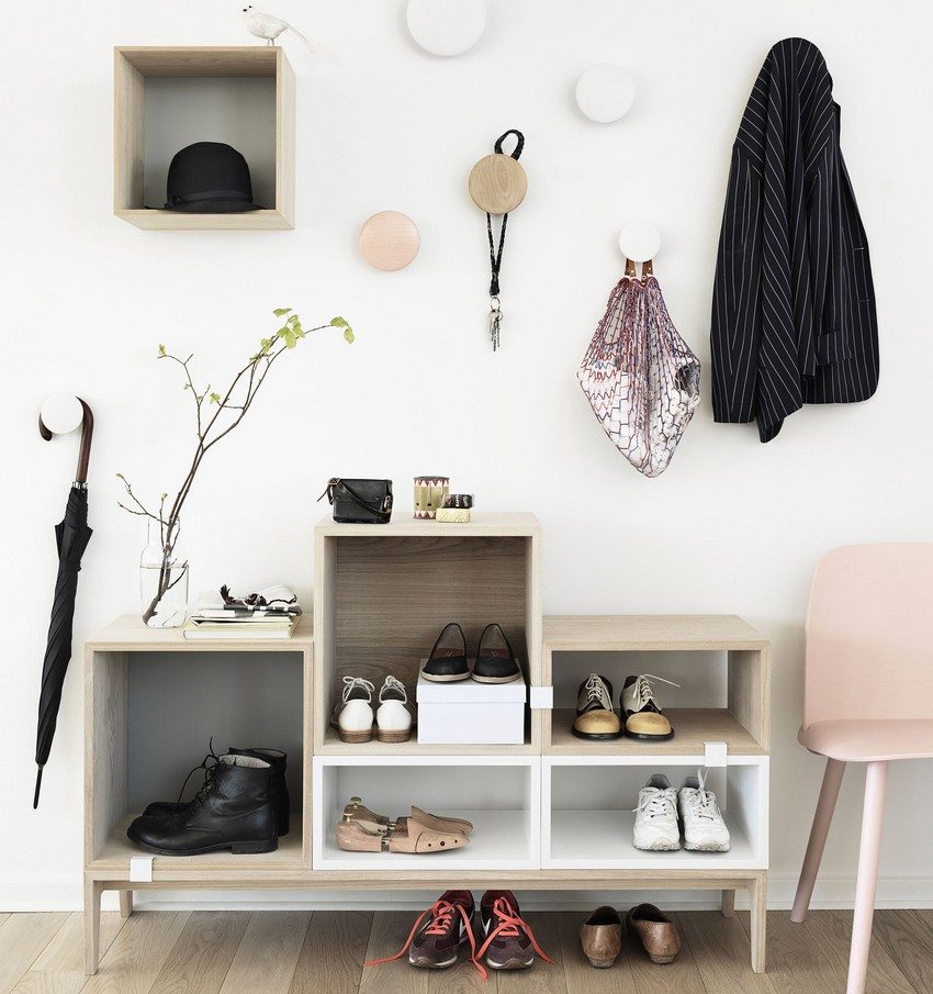 במקום ארון בגדים, תוכלו להשתמש במדפים יוצאי דופן, שולחנות ליד המיטה ובוולי מעיל במקום ארון בגדים, תוכלו להשתמש במדפים יוצאי דופן, שולחנות ליד המיטה ובוולי מעיל