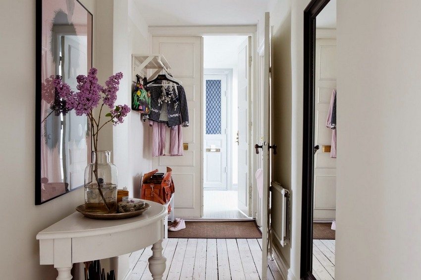 מראה נחשבת לאלמנט חובה של פנים המסדרון. מראה נחשבת לאלמנט חובה של פנים המסדרון.