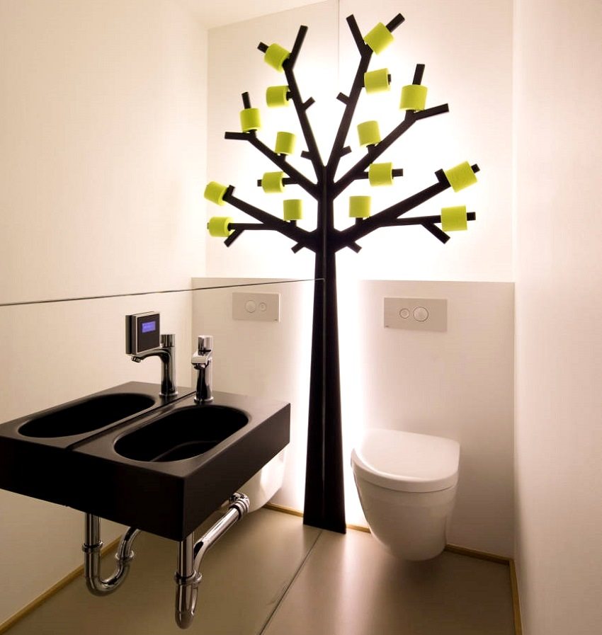 En speilvegg vil gjøre plassen til et lite toalett dobbelt så stort En speilvegg vil gjøre plassen til et lite toalett dobbelt så stort