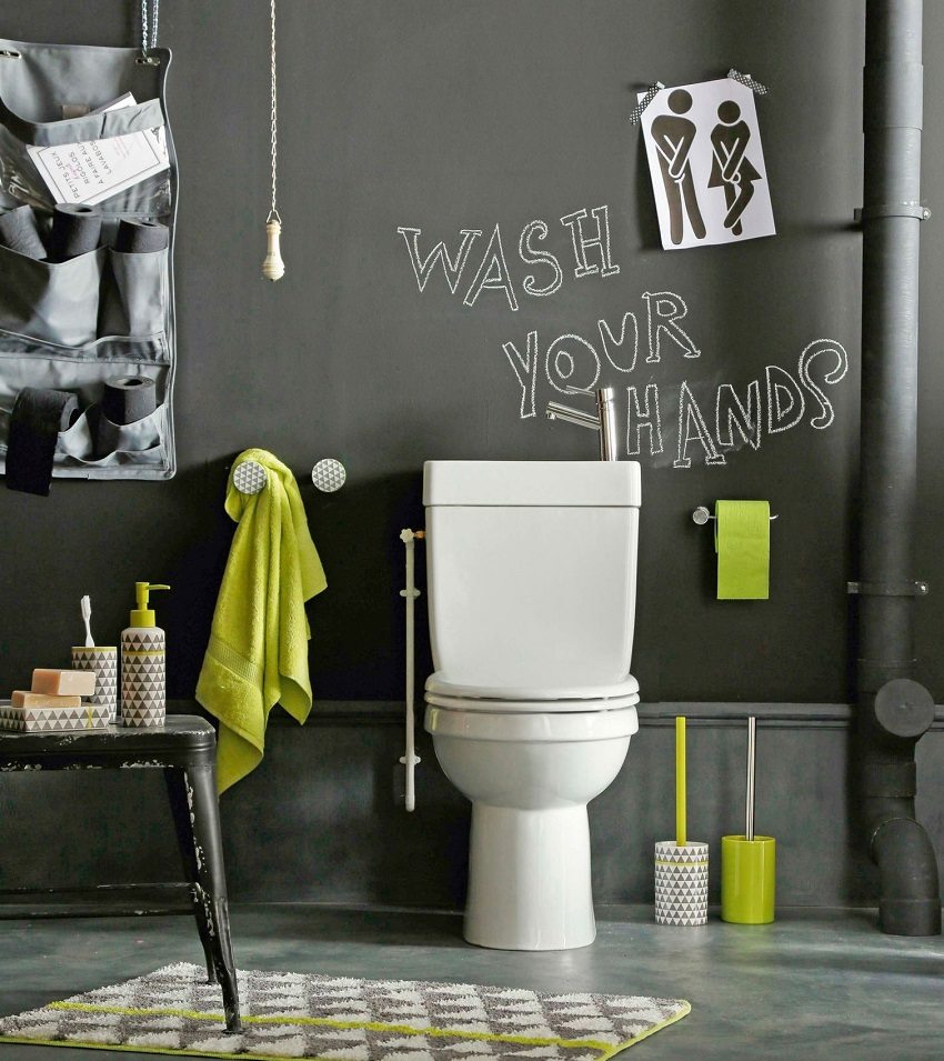 Veggene på toalettet kan dekoreres med håndskrevne påskrifter Veggene på toalettet kan dekoreres med håndskrevne påskrifter