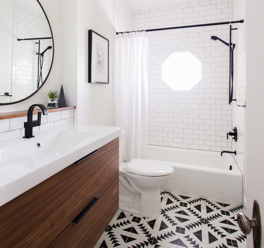 In einem kleinen Raum ist es besser, das Bad gegenüber der Tür und den Rest der Rohrleitungen entlang der Seitenwand zu platzieren In einem kleinen Raum ist es besser, das Bad gegenüber der Tür und den Rest der Rohrleitungen entlang der Seitenwand zu platzieren