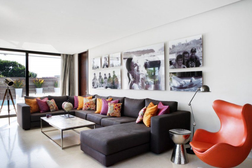 L’estil d’alta tecnologia es caracteritza per elements de metall i crom L’estil d’alta tecnologia es caracteritza per elements de metall i crom