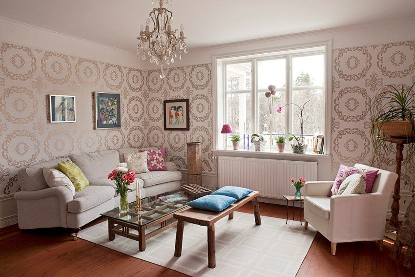 Elements d’estil provençal a l’interior d’una sala d’estar de la ciutat Elements d’estil provençal a l’interior d’una sala d’estar de la ciutat