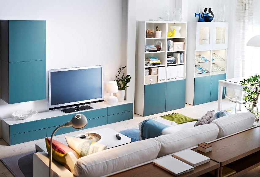 Disposició funcional en una habitació estreta de mobles i equipament Disposició funcional en una habitació estreta de mobles i equipament