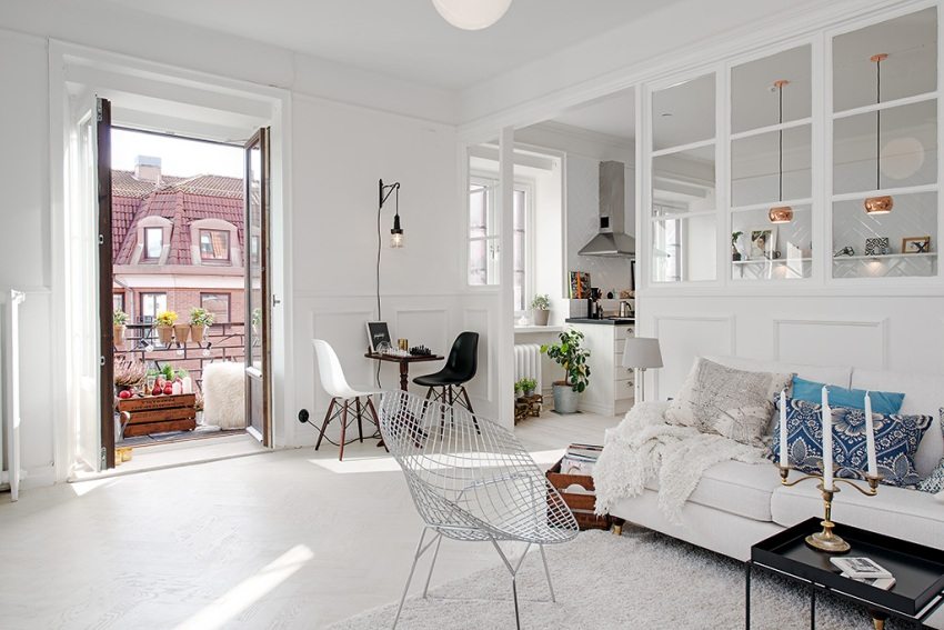 La sala d'estar i la cuina estan separades per una partició lleugera amb insercions de vidre La sala d'estar i la cuina estan separades per una partició lleugera amb insercions de vidre