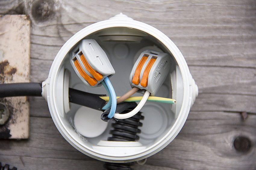 Kết nối cáp trong hộp nối với các đầu nối kẹp Kết nối cáp trong hộp nối với các đầu nối kẹp