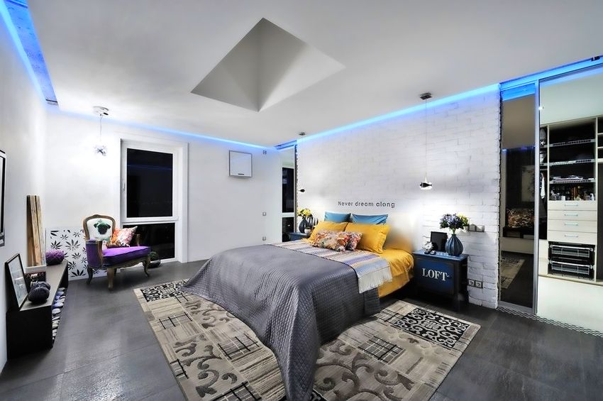 הילה הזוהרת סביב ההיקף יוצרת תחושה של תקרה שצפה באוויר, חוסר משקל הילה הזוהרת סביב ההיקף יוצרת תחושה של תקרה שצפה באוויר, חוסר משקל