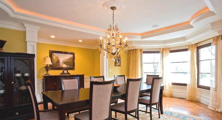 פס LED לאורך קצה תקרת המתיחה גורם לו לרחף באוויר תמונה של תקרות מתיחה גואה.פיתרון מקורי לעיצוב מודרני