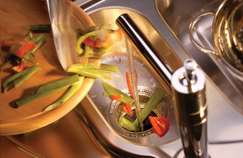 Rác vụn cùng với dòng nước được thải vào cống Rác vụn cùng với dòng nước được thải vào cống