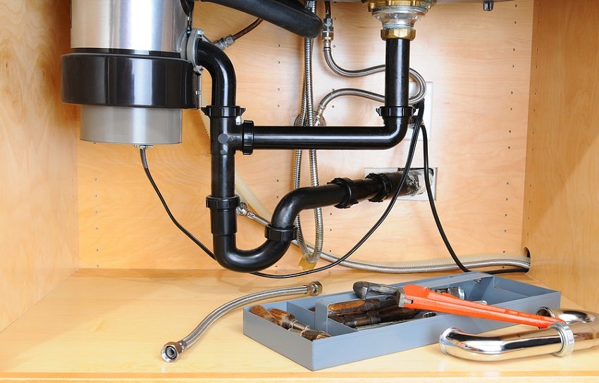 Bố trí dụng cụ xử lý rác thải thực phẩm trong tủ bếp dưới bồn rửa Bố trí dụng cụ xử lý rác thải thực phẩm trong tủ bếp dưới bồn rửa