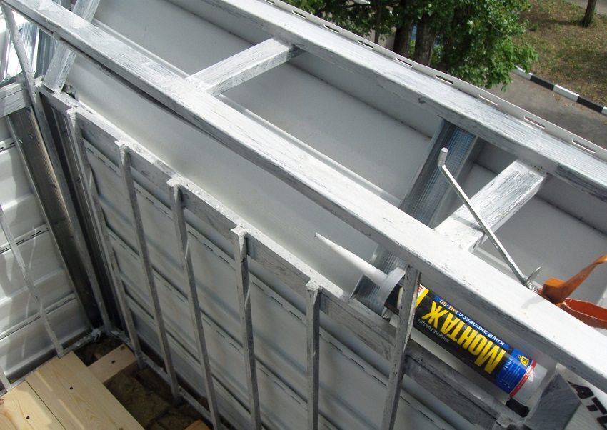 O parapeito dilapidado na varanda antiga deve ser reforçado com reforço adicional O parapeito dilapidado na varanda antiga deve ser reforçado com reforço adicional