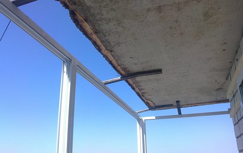 A moldura dos caixilhos das janelas deve ser fixada com segurança A moldura dos caixilhos das janelas deve ser fixada com segurança