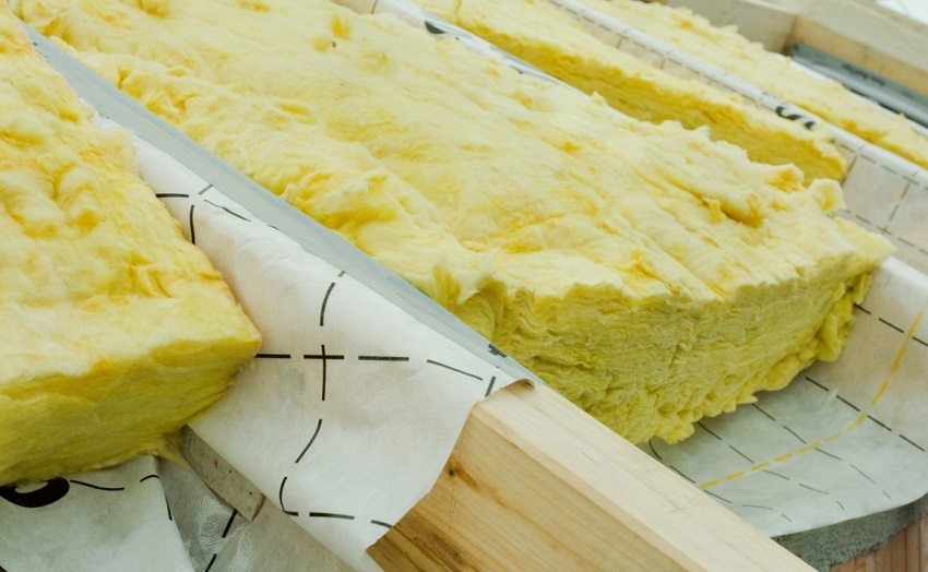 O piso pode ser disposto em toras de madeira usando uma película impermeabilizante e lã mineral como isolamento O piso pode ser disposto em toras de madeira usando uma película impermeabilizante e lã mineral como isolamento