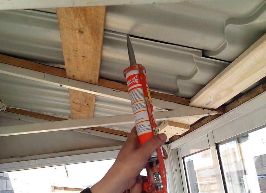 Todas as fissuras na varanda devem ser seladas com selante Todas as fissuras na varanda devem ser seladas com selante