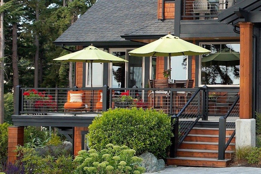 מדרגות עץ נראות נחמד עם מעקות מתכת מדרגות עץ נראות נחמד עם מעקות מתכת