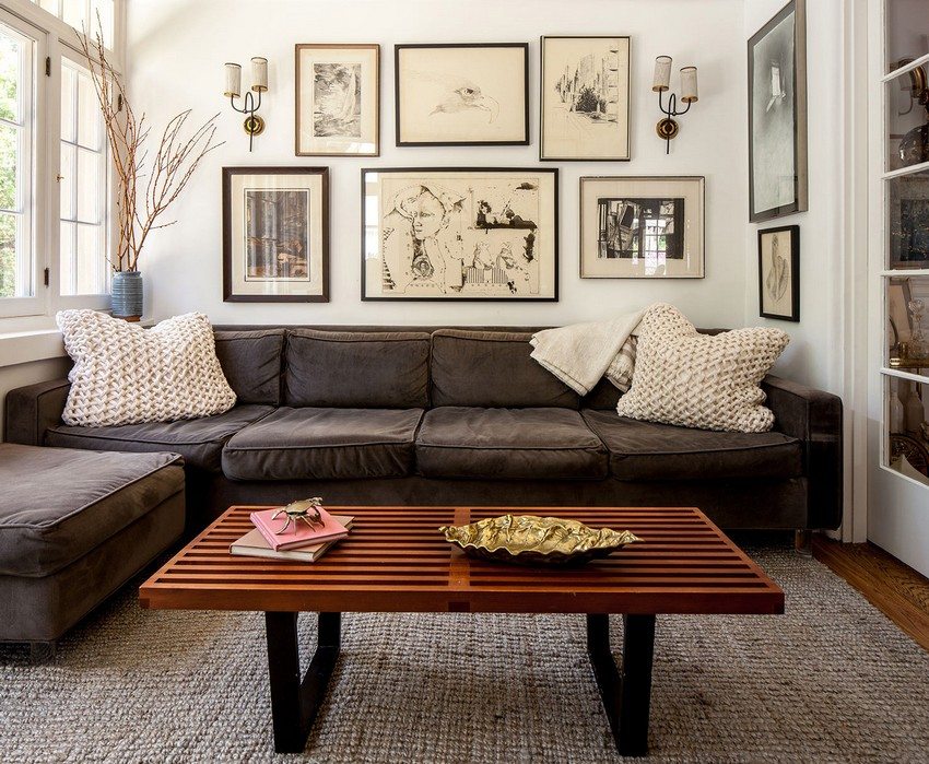 הקירות הפשוטים של האולם הקטן מעוטרים בציורים במסגרות דקות הקירות הפשוטים של האולם הקטן מעוטרים בציורים במסגרות דקות