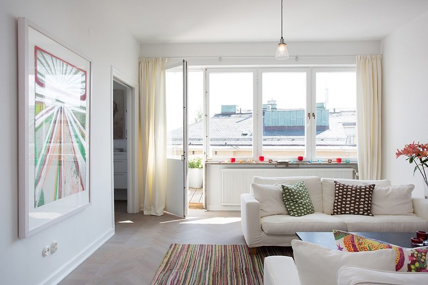 קירות לבנים כשלג מגדילים חזותית את גודל הסלון קירות לבנים כשלג מגדילים חזותית את גודל הסלון