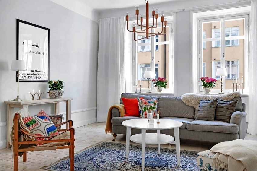 עיצוב טקסטיל שונה תמיד מתאים בפנים הסלון kvartiry-s-obychnym-remontom-foto-i-idei-remonta-zala-svoimi-rukami-8 עיצוב טקסטיל שונה תמיד מתאים בחלק הפנימי של הסלון