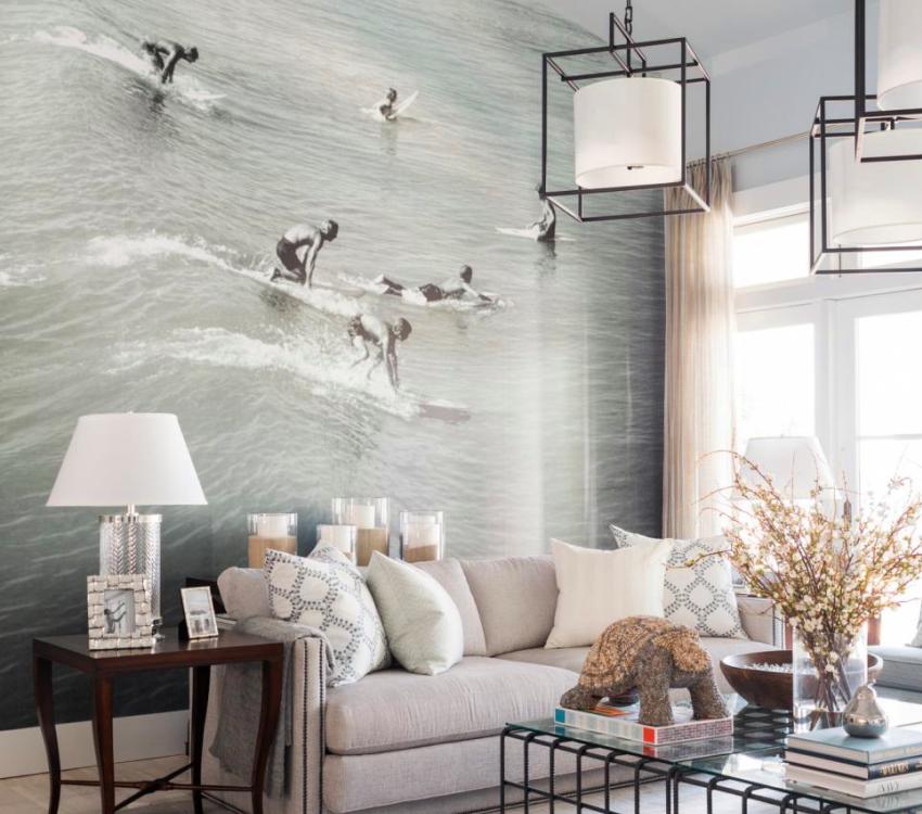 ผนังด้านหนึ่งของห้องนั่งเล่นตกแต่งด้วยวอลล์เปเปอร์รูปภาพต้นฉบับ ผนังด้านหนึ่งของห้องนั่งเล่นตกแต่งด้วยวอลล์เปเปอร์รูปภาพต้นฉบับ