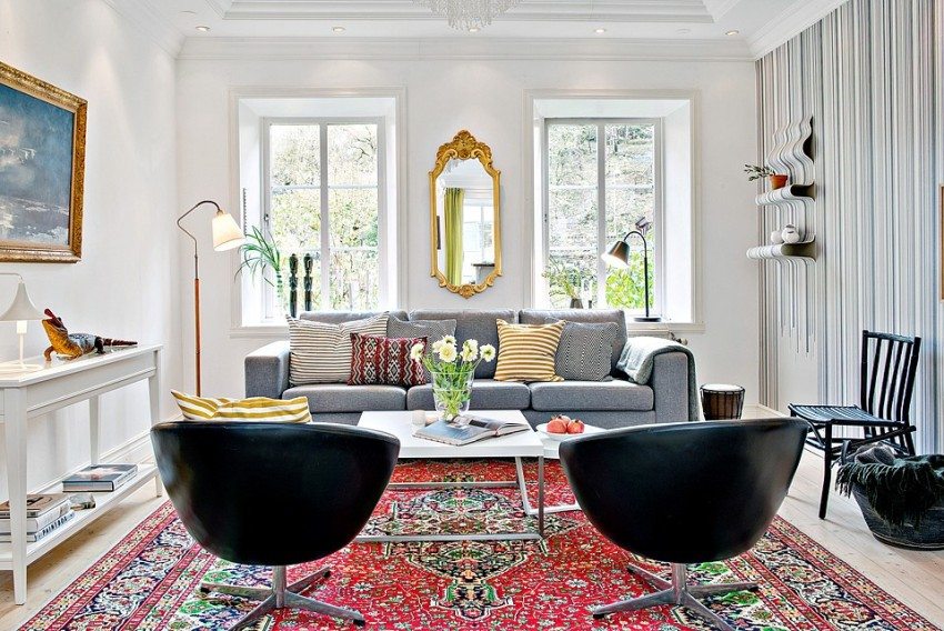 ผนังห้องนั่งเล่นด้านหนึ่งเน้นด้วยวอลเปเปอร์ลายทาง ผนังห้องนั่งเล่นด้านหนึ่งเน้นด้วยวอลเปเปอร์ลายทาง