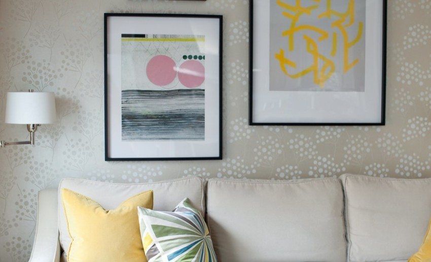 วอลล์เปเปอร์และเบาะโซฟาในห้องนั่งเล่นจับคู่ในโทนสีเดียวกัน วอลล์เปเปอร์และเบาะโซฟาในห้องนั่งเล่นจับคู่ในโทนสีเดียวกัน