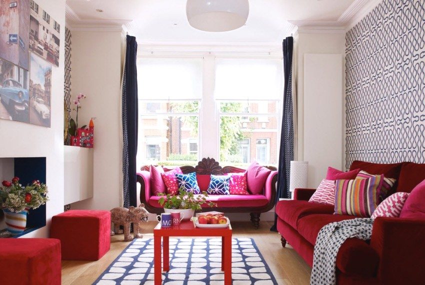 การรวมกันของภาพวาดและวอลล์เปเปอร์ในการตกแต่งห้องนั่งเล่น การรวมกันของภาพวาดและวอลล์เปเปอร์ในการตกแต่งห้องนั่งเล่น