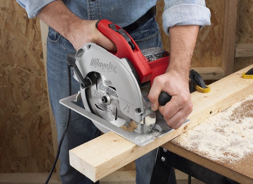 A plataforma de suporte permite que você ajuste a profundidade de corte A plataforma de suporte permite que você ajuste a profundidade de corte