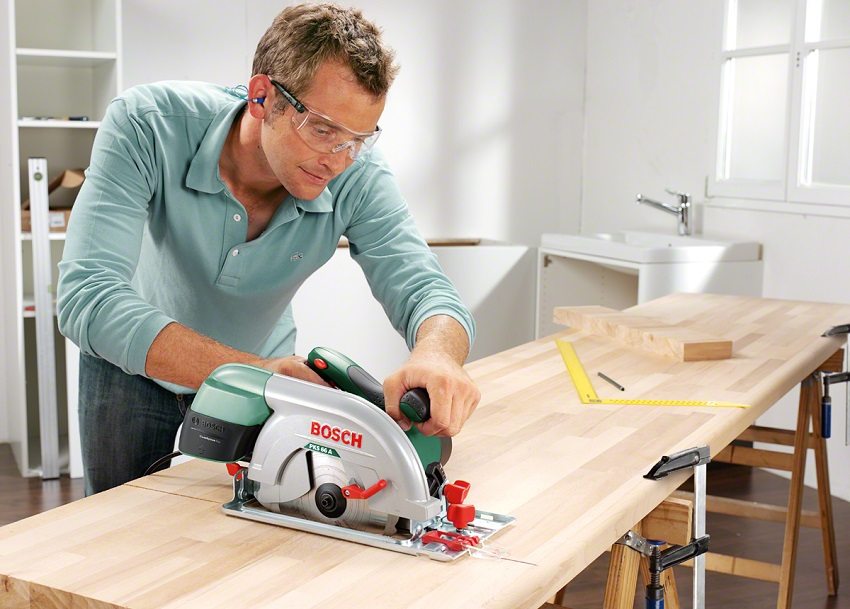 Para um trabalho seguro com a serra circular, é necessário seguir as regras de operação e usar óculos de segurança Para um trabalho seguro com a serra circular, é necessário seguir as regras de operação e usar óculos de segurança