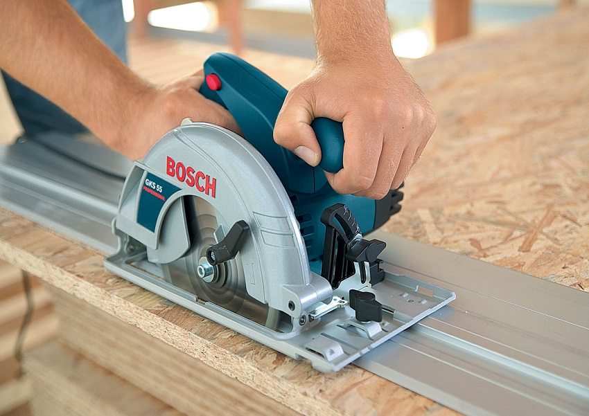 Use uma barra guia ao trabalhar com a serra circular para evitar que a lâmina escorregue para o lado. Use uma barra guia ao trabalhar com a serra circular para evitar que a lâmina escorregue para o lado.