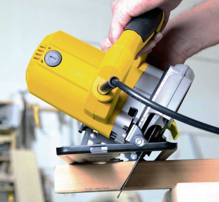 Serra circular com ajuste de inclinação Serra circular com ajuste de inclinação