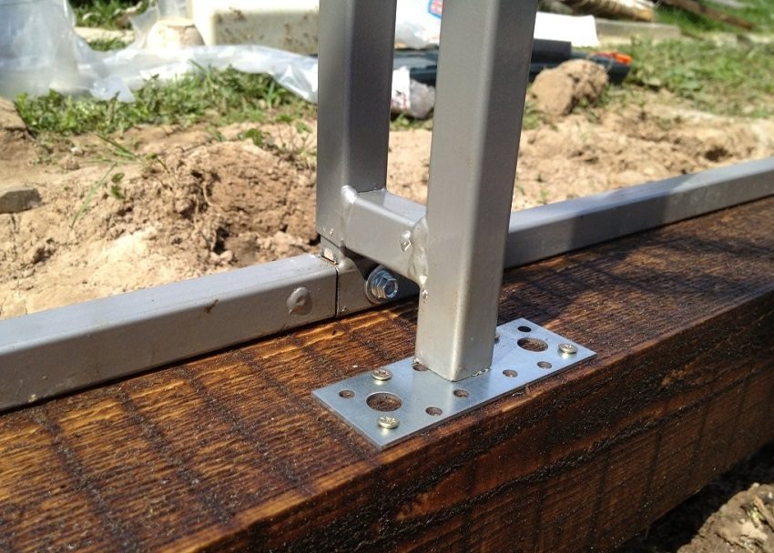 Korroderede metalelementer i rammen skal males Korroderede metalelementer i rammen skal males