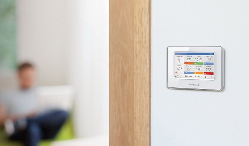 Monitor termostatu zobrazuje údaje zo snímačov vzduchu zhromaždené z rôznych miestností Monitor termostatu zobrazuje údaje zo snímačov vzduchu zhromaždené z rôznych miestností