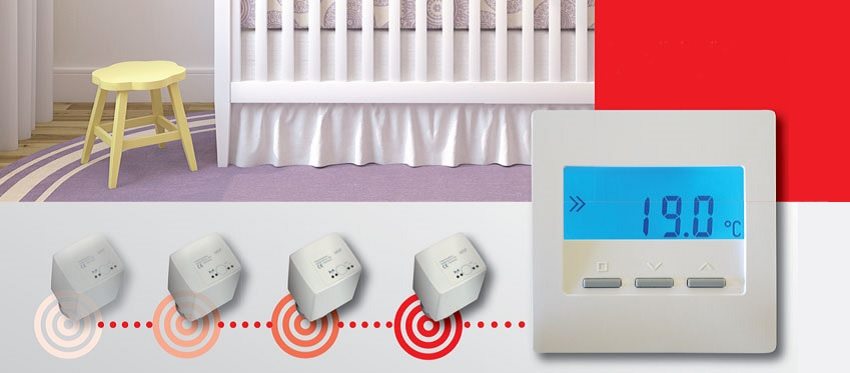 Regulátor porovnáva údaje z teplotných senzorov inštalovaných v rôznych miestnostiach Regulátor porovnáva údaje z teplotných senzorov inštalovaných v rôznych miestnostiach