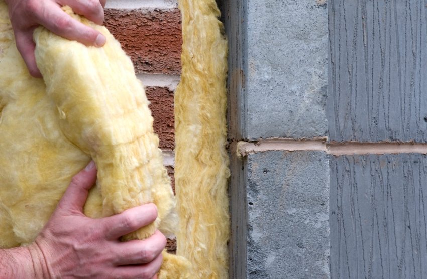 Pasul 3: instalarea materialului termoizolant pe pereții casei Pasul 3: instalarea materialului termoizolant pe pereții casei