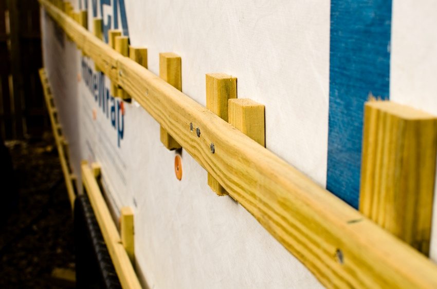 Lăturarea servește simultan ca suport pentru izolație și cadru pentru instalarea sidingului Lăturarea servește simultan ca suport pentru izolație și cadru pentru instalarea sidingului