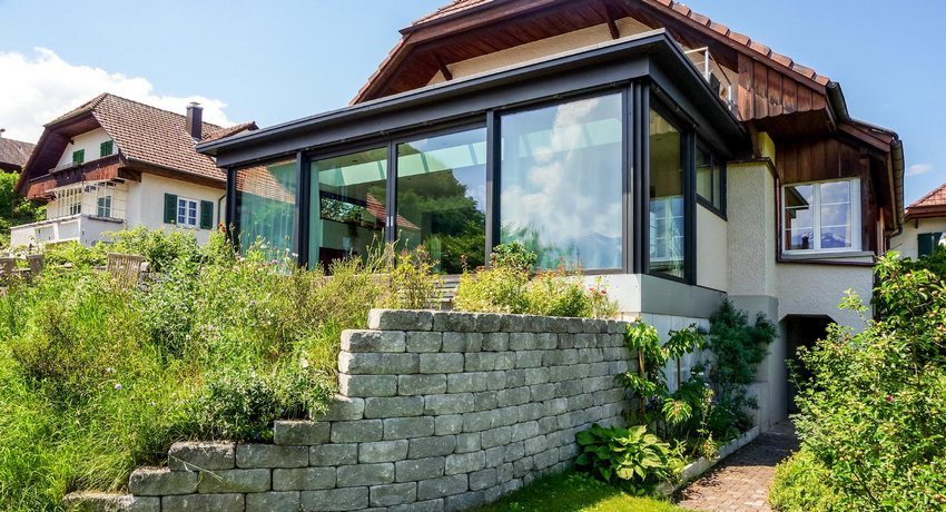 Fra en lukket veranda kan du lage et sommerkjøkken eller en stue Fra en lukket veranda kan du lage et sommerkjøkken eller en stue