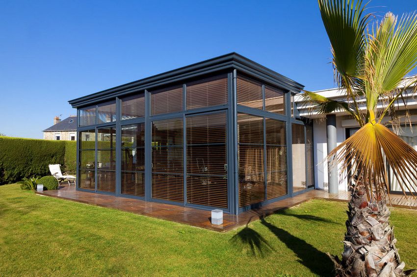 Om sommeren kan de gjennomsiktige veggene dekkes med persienner eller blendingsgardiner laget av stoff Om sommeren kan de gjennomsiktige veggene dekkes med persienner eller blendingsgardiner laget av stoff