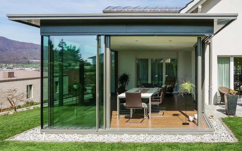 Laconic moderne design av en lukket veranda Laconic moderne design av en lukket veranda