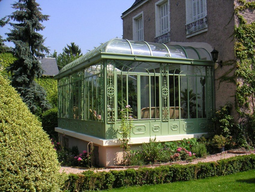 Lukket veranda laget av metall og glass med polykarbonattak Lukket veranda laget av metall og glass med polykarbonattak