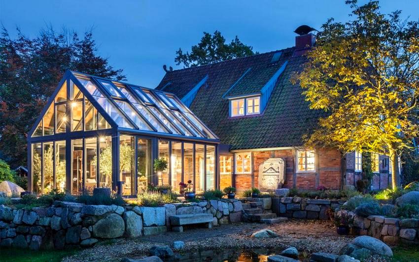 Den overbygde verandaen kan gjøres om til et mini drivhus Den overbygde verandaen kan gjøres om til et mini drivhus