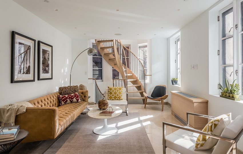 Дървено вита стълба, поддържана върху извита тетива Дървено вита стълба, поддържана върху извита тетива