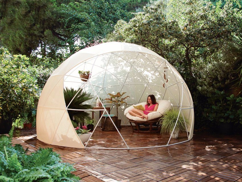 Luova pallomainen huvimaja, joka on peitetty kankaalla Luova pallomainen huvimaja, joka on päällystetty kankaalla