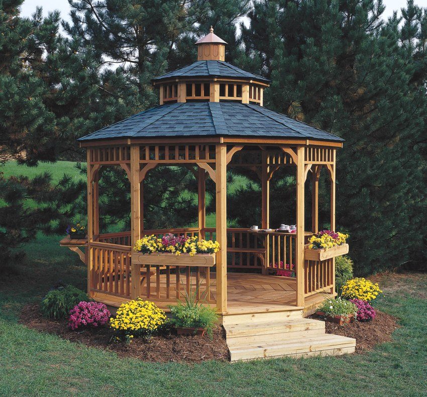 Kahdeksankulmainen huvimaja kattokerroksella Kahdeksankulmainen huvimaja kattokerroksella