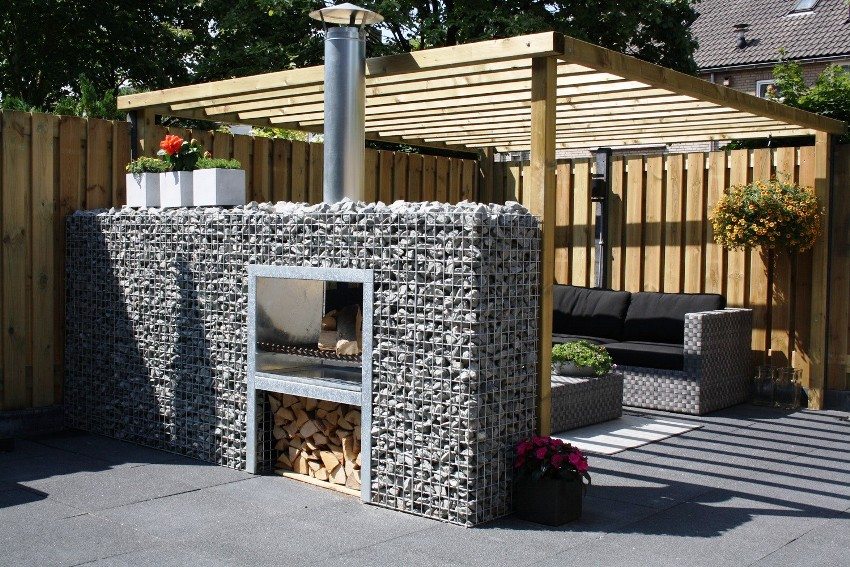 Puisen huvimajan lähellä on kiviuuni Puisen huvimajan lähellä on kiviuuni