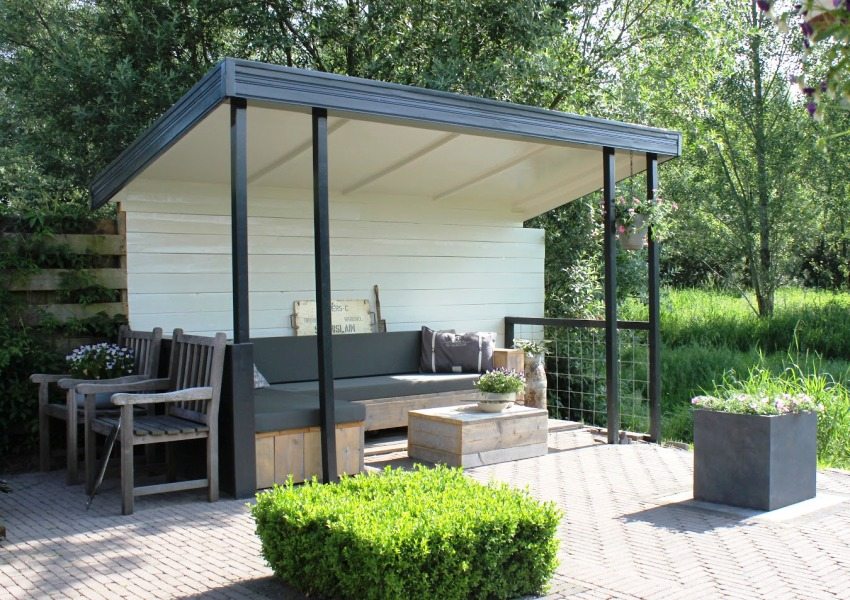 Puutarhan huvimajarakenne puusta ja metallista Puutarhan huvimajarakenne puusta ja metallista