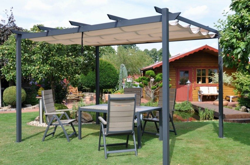 Yksinkertainen huvimaja-pergola metalliprofiilista ja markiisista Yksinkertainen huvimaja-pergola metalliprofiilista ja markiisista