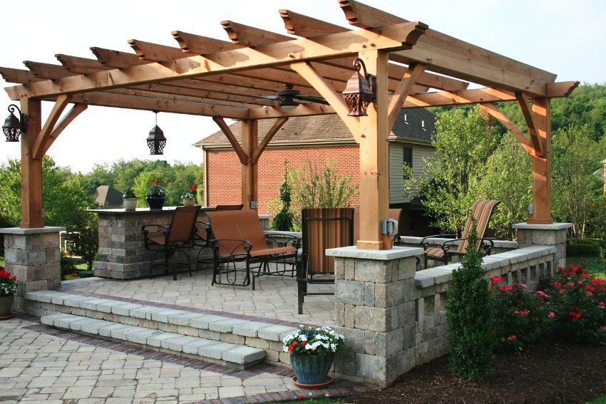 Huvimaja ja aidat on valmistettu tiilistä ja koristekivestä Huvimaja ja aidat on valmistettu tiilistä ja koristekivestä