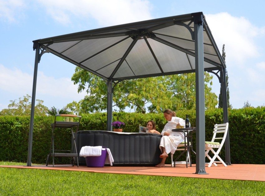 Neliöinen huvimaja polykarbonaattikatolla Neliöinen huvimaja polykarbonaattikatolla