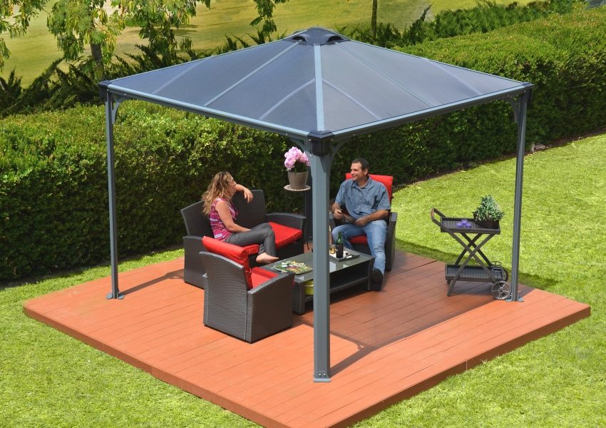 Huvimajaa varten on pieni puinen koroke Huvimajaa varten on pieni puinen koroke